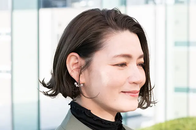 耳にかけるサイドは、もみあげをひとすじ残して。