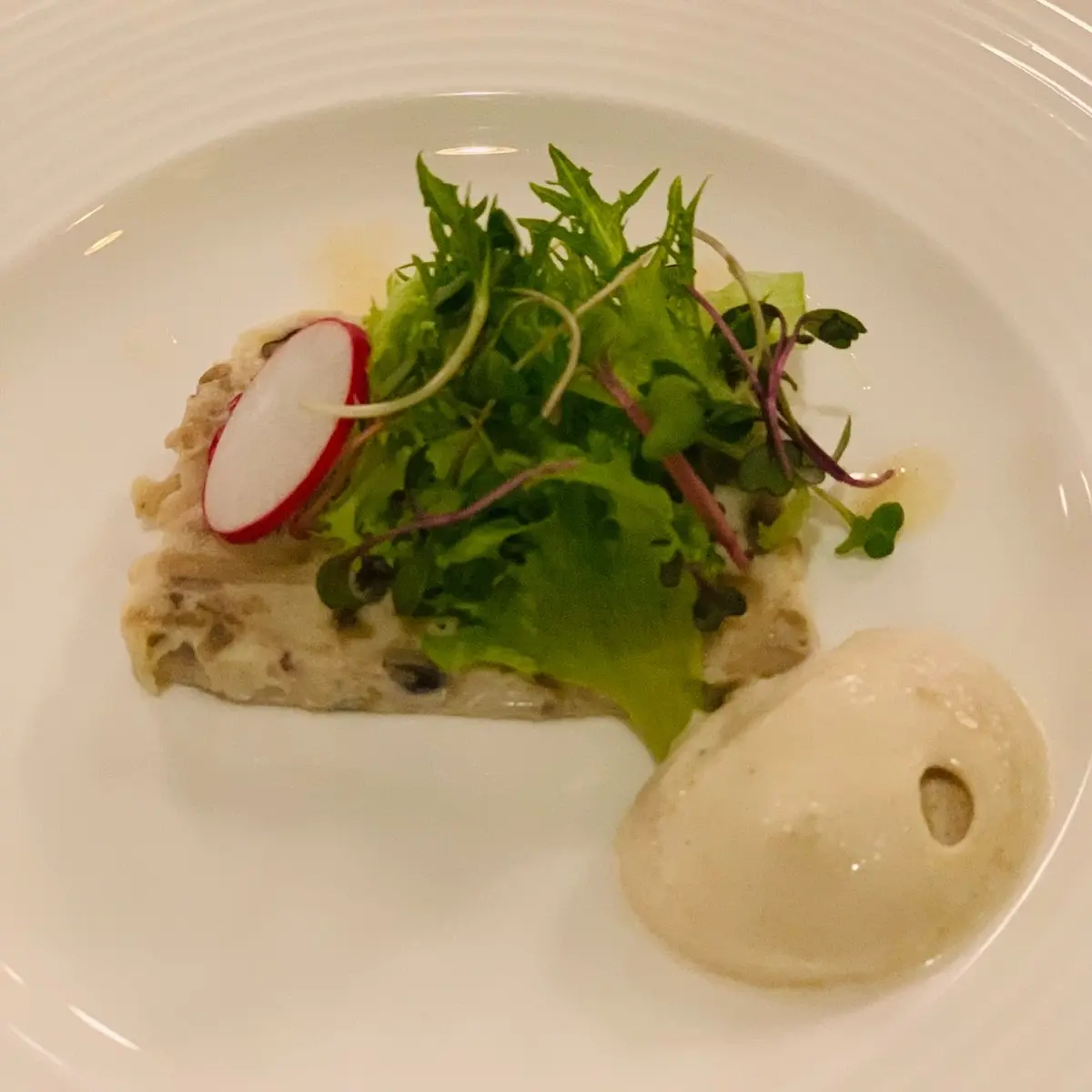 シャンピニヨンのテリーヌ　ポルチーニ茸のエスプーマ