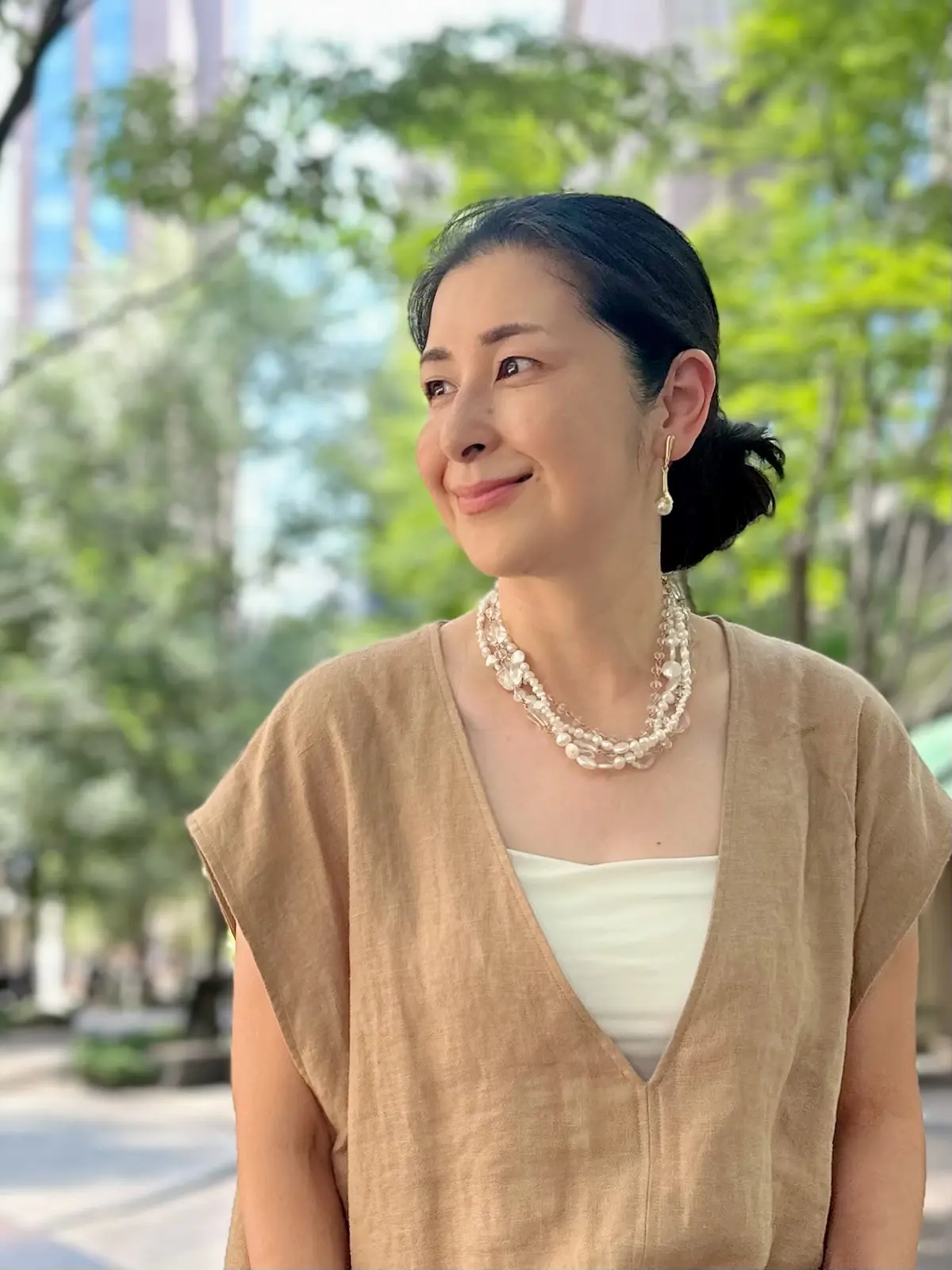 エクラプレミアムのキャメル「リネンコンパクトジレ」パール＆水晶のネックレス