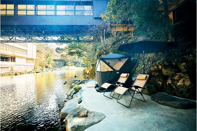 狩野川沿いに立てられたテントサウナは時間制で貸切が可能。 