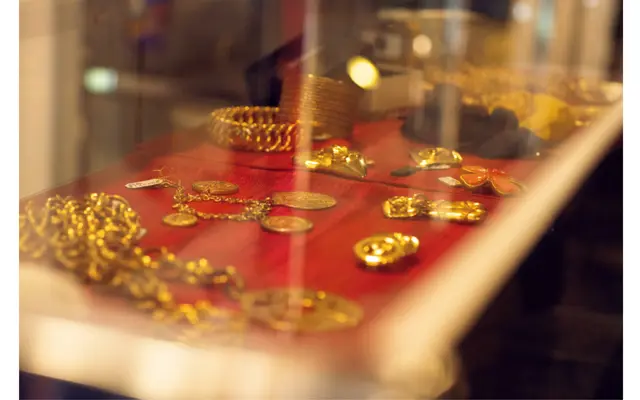 →ゆうきさんがお会計のタイミングで素通りできないというレジ横のショーケースには、数々のメゾンブランドのコスチュームジュエリーが。↓「イギリス製バーバリーをはじめ、ヴィンテージのトレンチコートは状態もよく、サイズ展開も豊富です」とゆうきさんもいち押しのコートのエリア