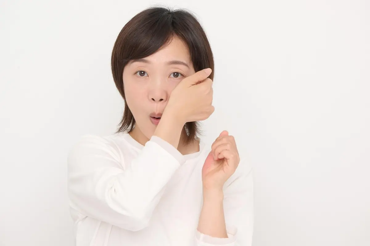 OurAge×Webエクラ 右手の母指球を左の頰に、左手の母指球を右の頰に、数回押しあてます。