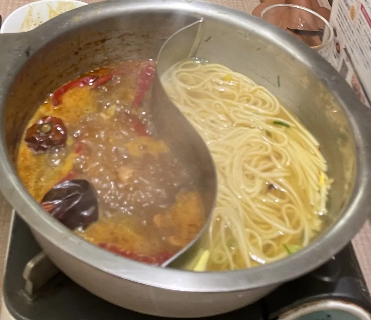 薬膳鍋、鍋、薬膳火鍋、火鍋、10ZEN、テンゼン、店内、女子会、ランチ、辛い、辛いスープ、滋養強壮、滋養強壮鍋、きのこ、キノコ、タモギダケ、トキイロシラタケ、ヒラタケ、具材、白舞茸、舞茸、まいたけ、牛モツ、牛モツ鍋、締め、麺、ラーメン。