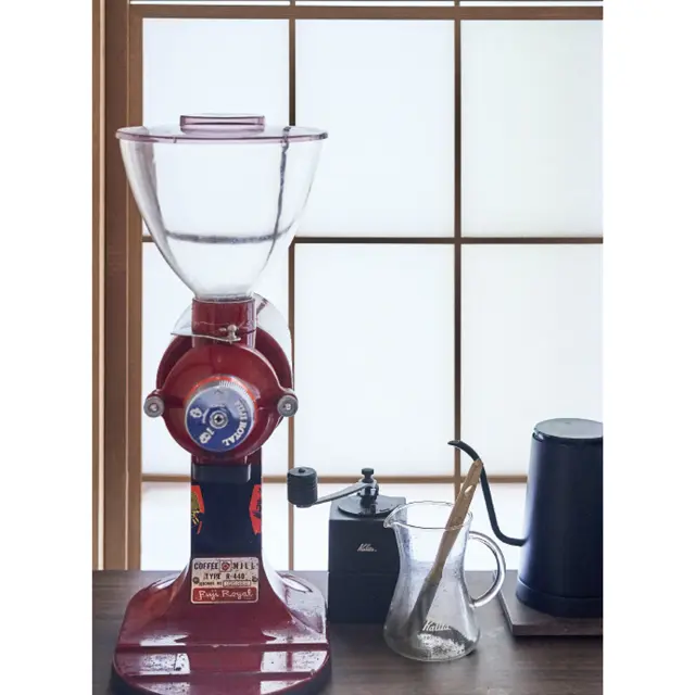 コーヒーコーナーには茜屋珈琲店から譲り受けたミルなどが並ぶ