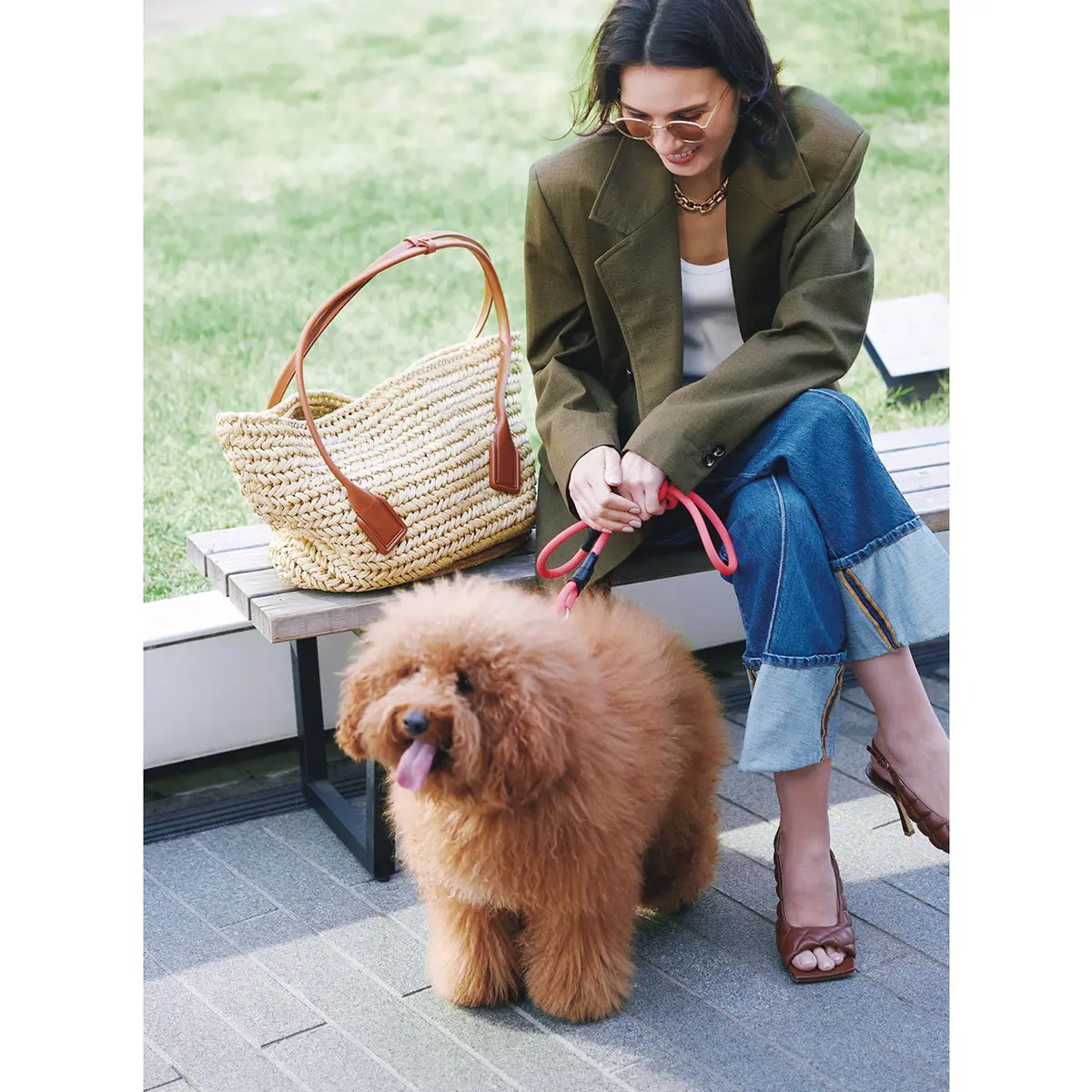カーキジャケットとブルーデニムのコーデ　モデル・田沢美亜