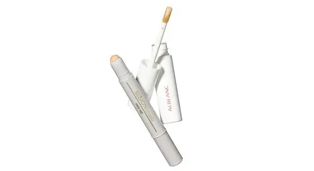 《1》小鼻のつけ根の影を消し鼻の存在感を弱めて