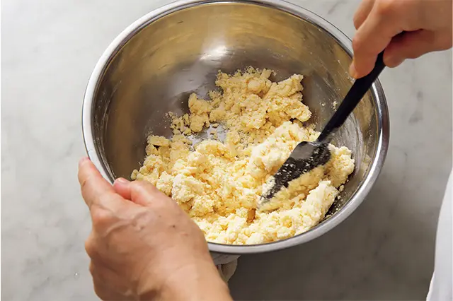 残りの粉を加え、ヘラで粉が見えなくなるまで混ぜる。