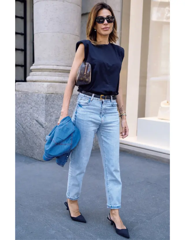 パワーショルダーのノースリーブにリーバイス。