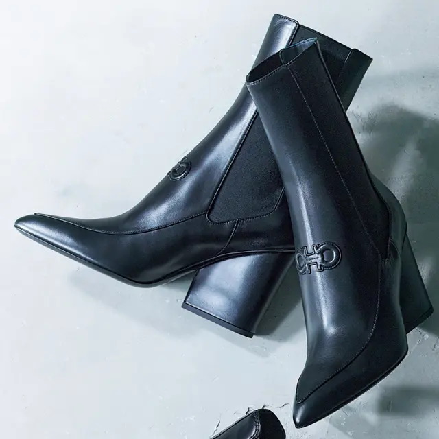 フェラガモ・ジャパンの黒ショートブーツ