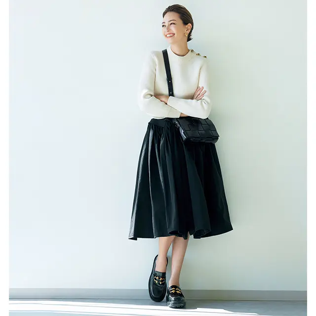 アウトドアなソール×ツヤありレザーで印象的な足もとに