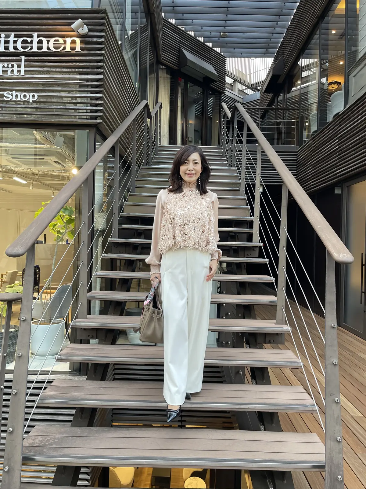 大人ピンクのキラキラジレとホワイトパンツの画像_1