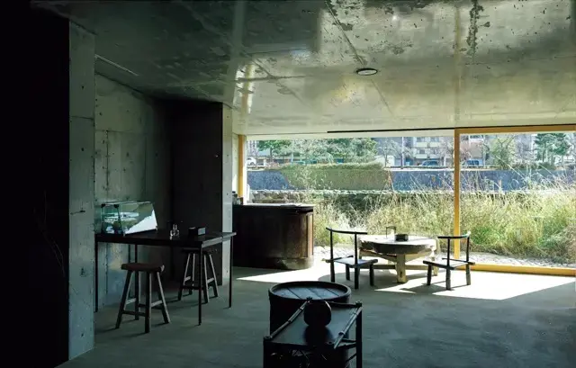 店内はコンクリート打ちっぱなしに。「今の時代の建材で侘び寂びを表現したいと思うとコンクリートに行きつきました」と、店主・小嶋万太郎さん