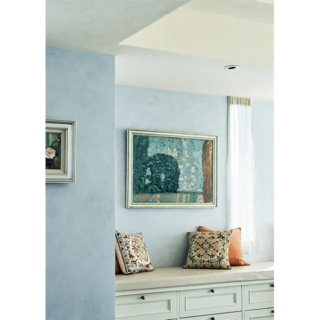 窓辺には寝転んだり、くつろぐのに最適なベンチシートをつくった。