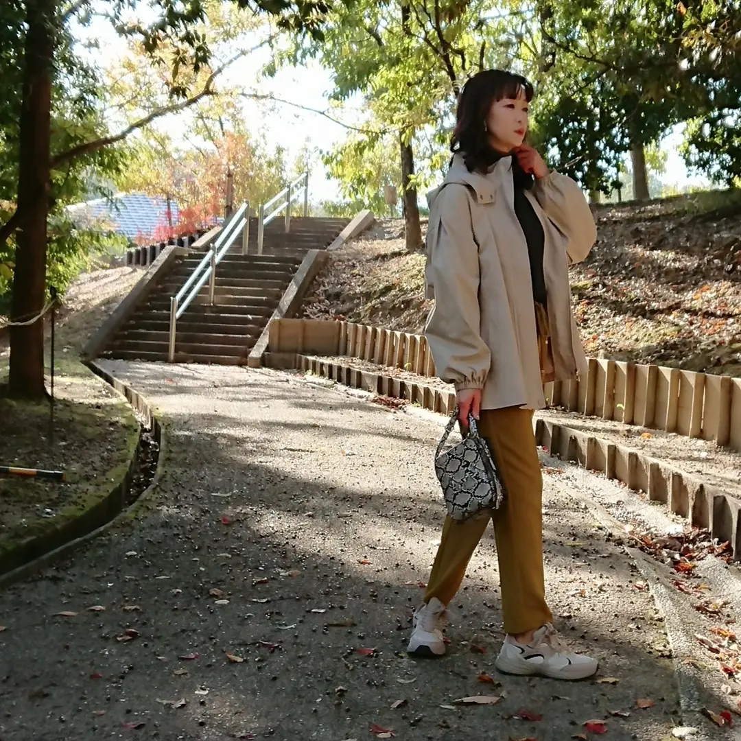 ベージュアウター  イエローパンツ スニーカー