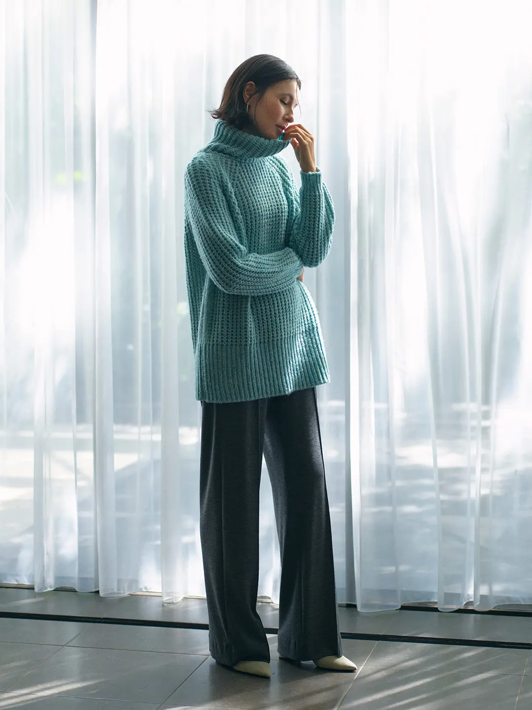 ゆったりニットとジャージーパンツの 心地よいリラクシースタイル