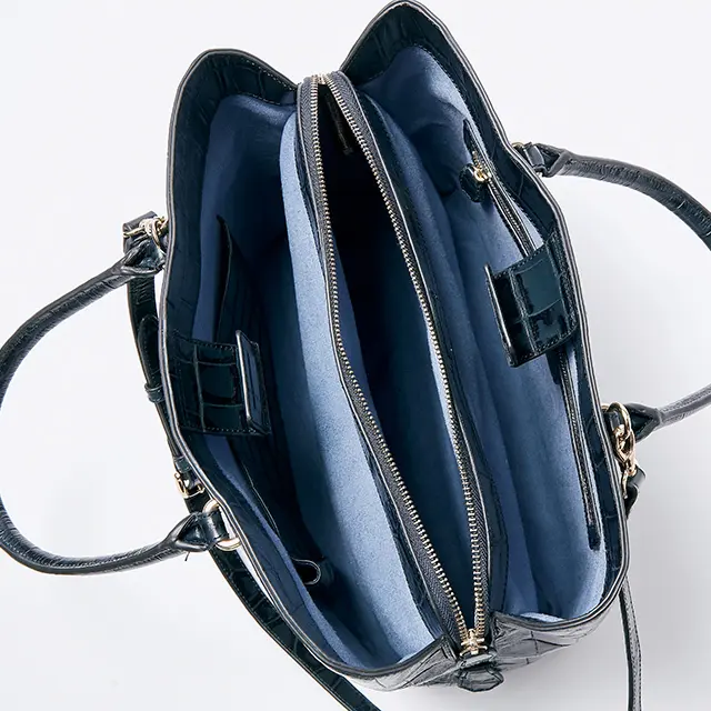 A4ファイルも収納できる大型のポケットつき