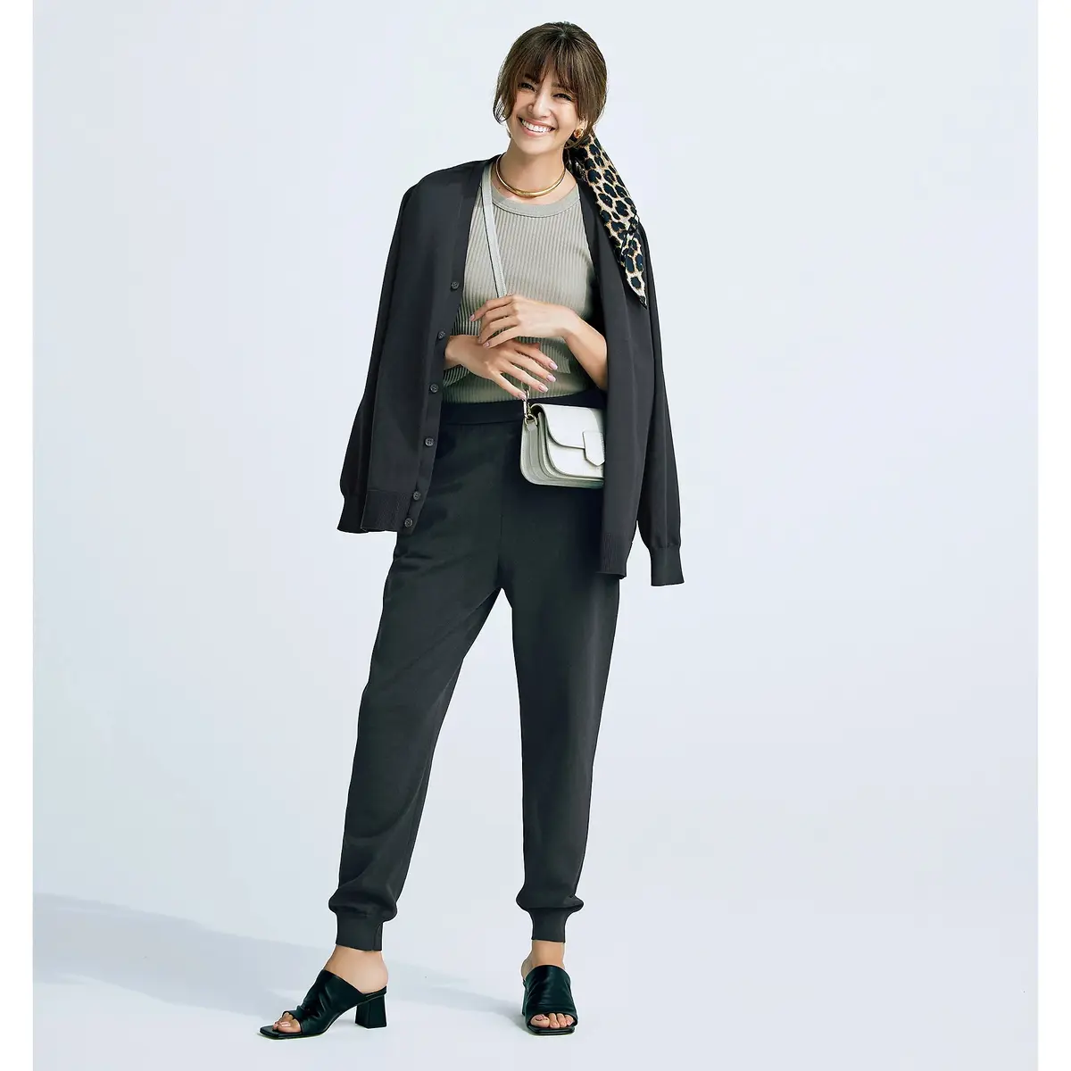  東原妙子×SLOANE オーバーシルエットカーディガン、ジョガーパンツ