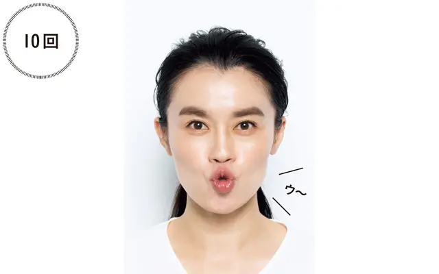 《1》口を思いきりとがらせる