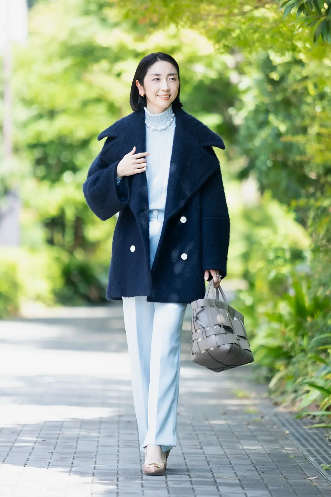 【Style5】気分転換を兼ねた休憩中の散歩は、ショートコートで颯爽と