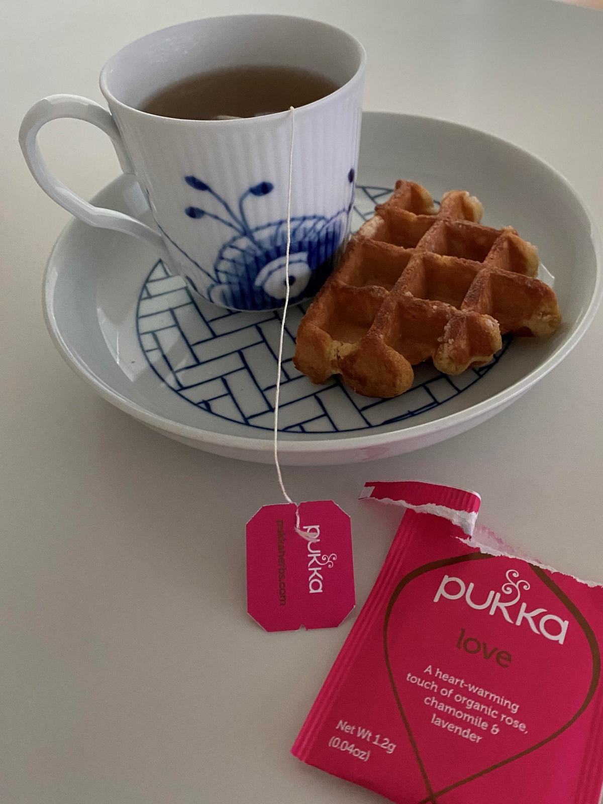 ハーブティ　デカフェ　おうちカフェ　ロイヤルコペンハーゲン (Royal Copenhagen) ブルー フルーテッド メガ 　Pukka　ワッフル　成城石井