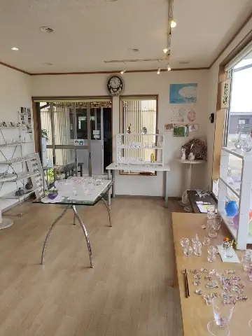 日差しが降り注ぐ明るい店内