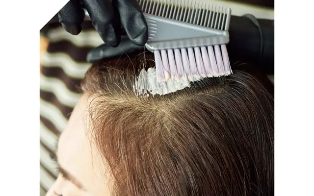 植物エキスを配合したアミノ酸ベースのカラー剤でカラーリングを