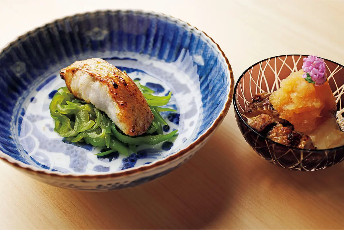 左は炭火であぶった「のどぐろ、万願寺唐辛子」。 実山椒醤油で。右は「穴子のちり酢おろし」。