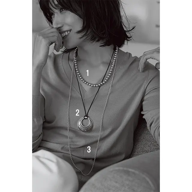 パウダーグレーのVネックニットは、落ち着きと品のよさをたたえた一枚。