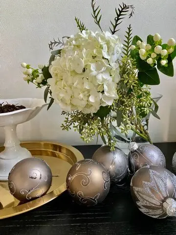 クリスマスの飾り付けお花とオーナメント