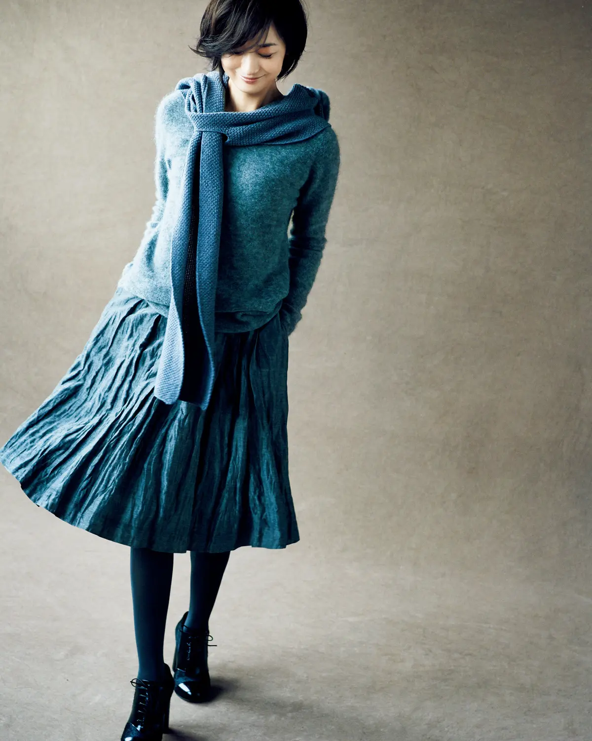 富岡佳子が着こなす「品格グレー」 五選の画像_2