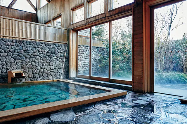 天井が高く広々と開放的な、宿泊者専用の露 天風呂つき大浴場。