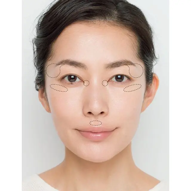 ベースメイクの最後、 ポイントを絞り込んでのせる