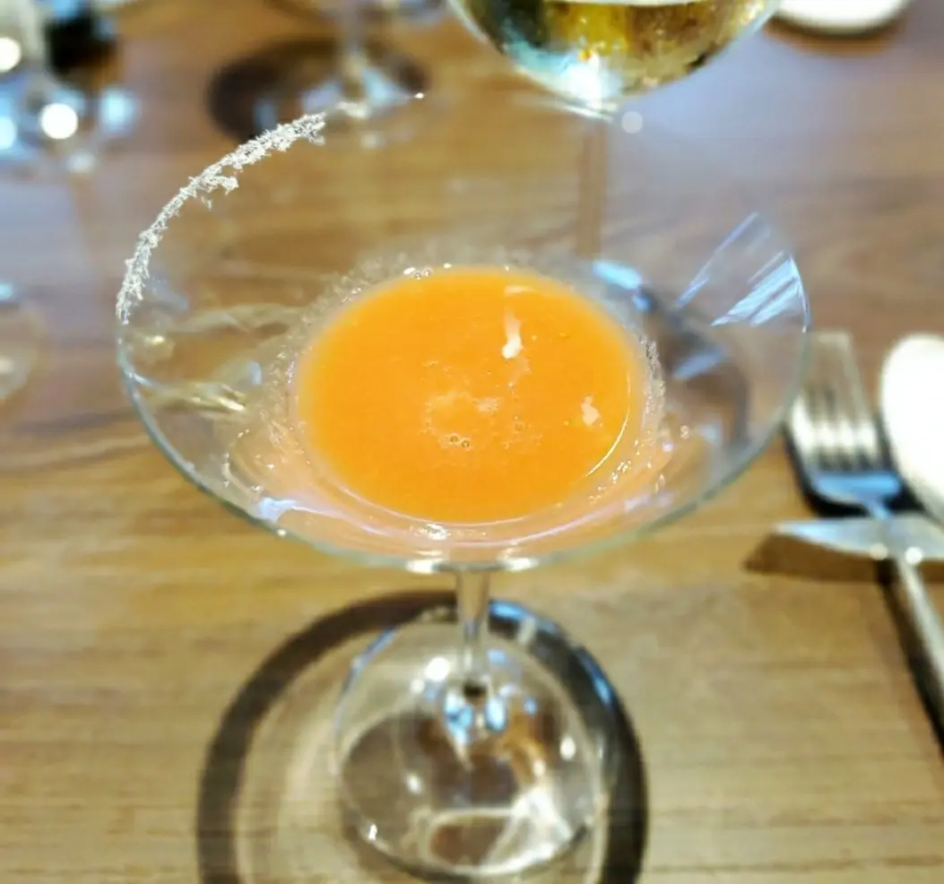 アミューズは絞りたてのトマトジュース