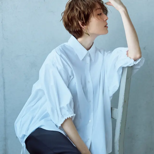 モノトーンの着こなしに アートピースのような 構築的デザインが映える