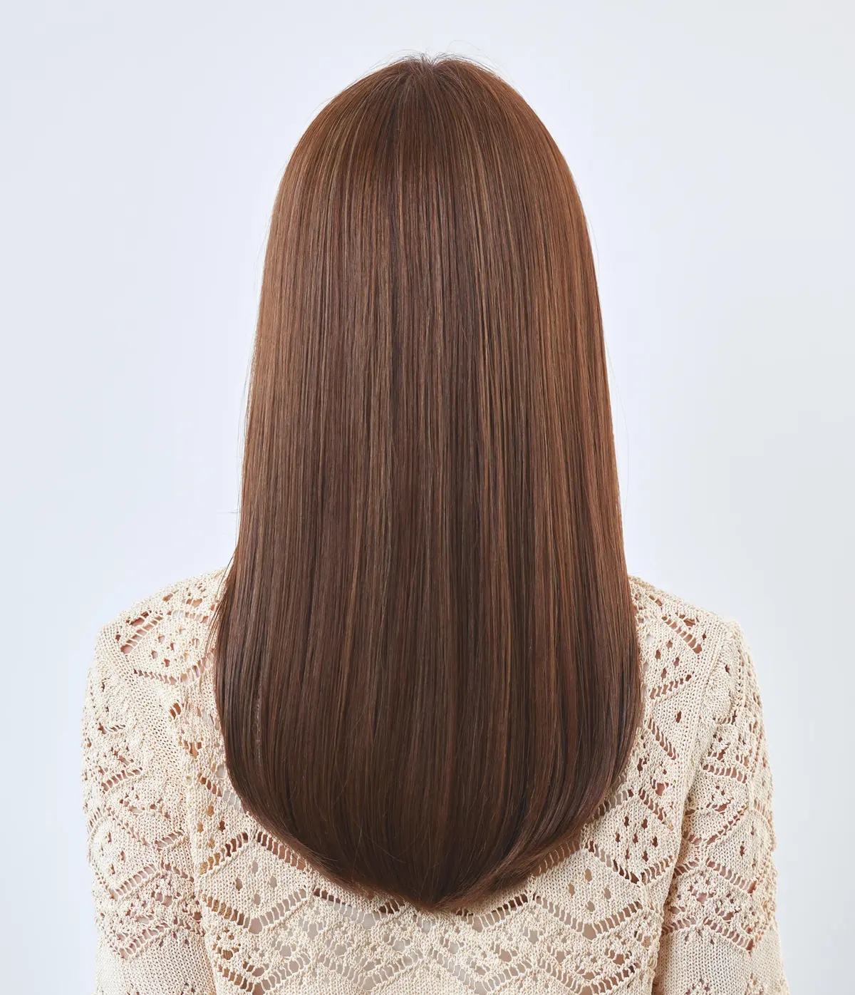 後から見たセミロングヘアスタイル