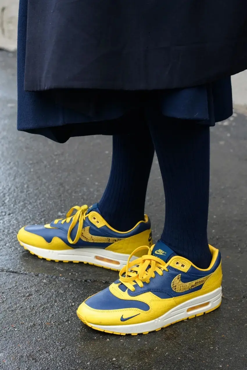 パリマダム ルイーズさん（フォトグラファー）のイエロー×ネイビーのNIKEスニーカー