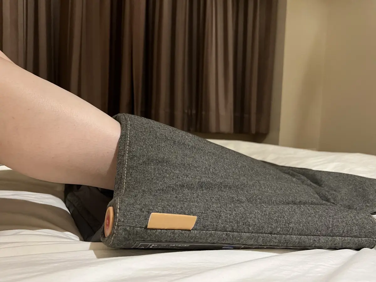 エアーマッサージャー ねるまえほっとリフレの本体にかかとが隠れるくらいの位置に足を差し込む