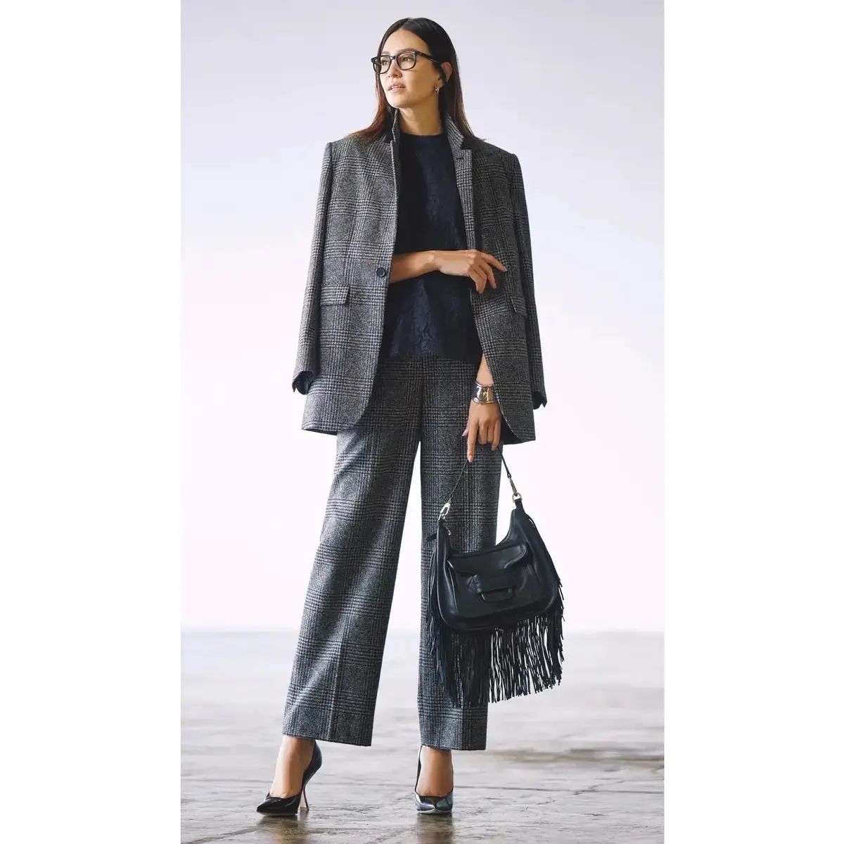 メンズライクなチェック柄のセットアップで、ビジネスシーンに合う凛々しさを醸す