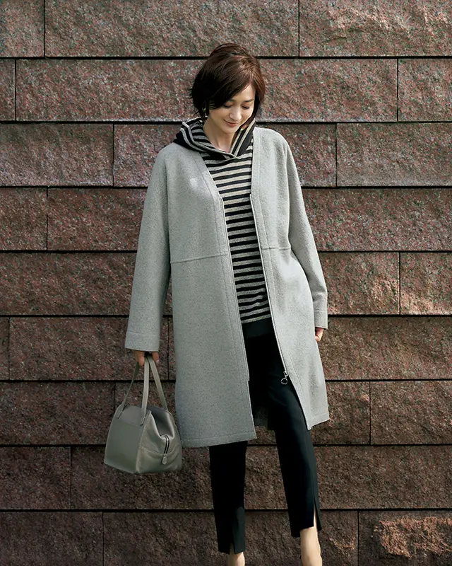 圧縮ウール素材で仕立てたVネックのノーカラーコート