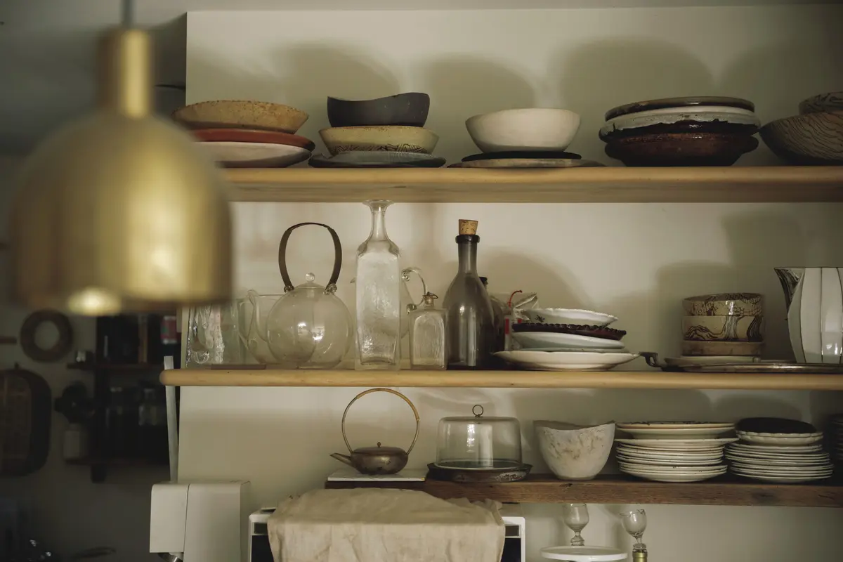 【50代の実家問題】美しく経年変化する素材を用いてリノベーション。“自分らしく住み継ぐ”という選択　野村友里さん　棚板はメープル材と古材。「食器は私のものと母のものが7：3くらいの割合です」