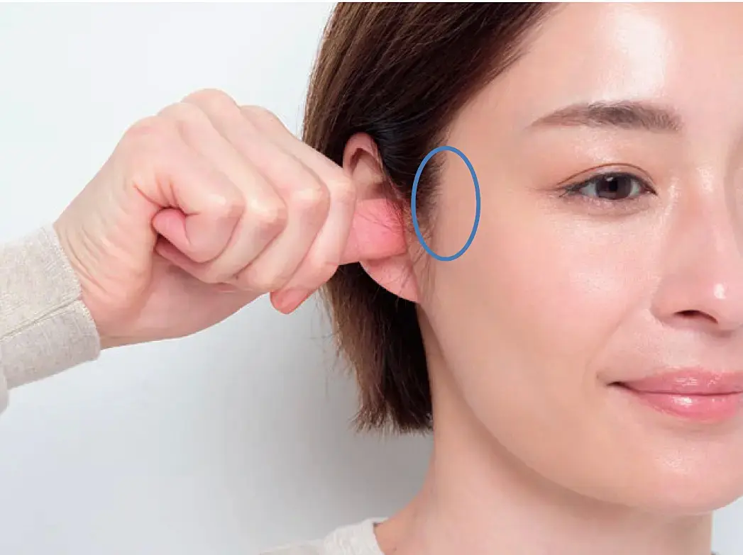 2.前耳介筋をつまんでほぐせば血流がよくなって目力もアップ