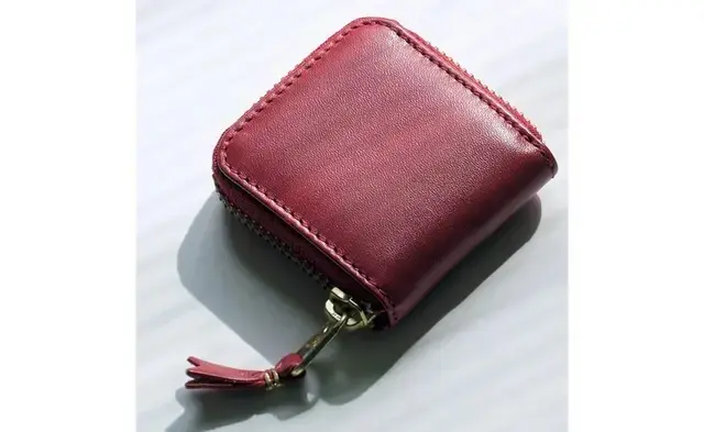 手のひらに収まる小さな小銭入れは、ミニバッグの中でもじゃまにならないサイズ感。旅先ではジュエリーケースとしても使えそう。ジップアラウンド式なので、大きく開くのもうれしい。