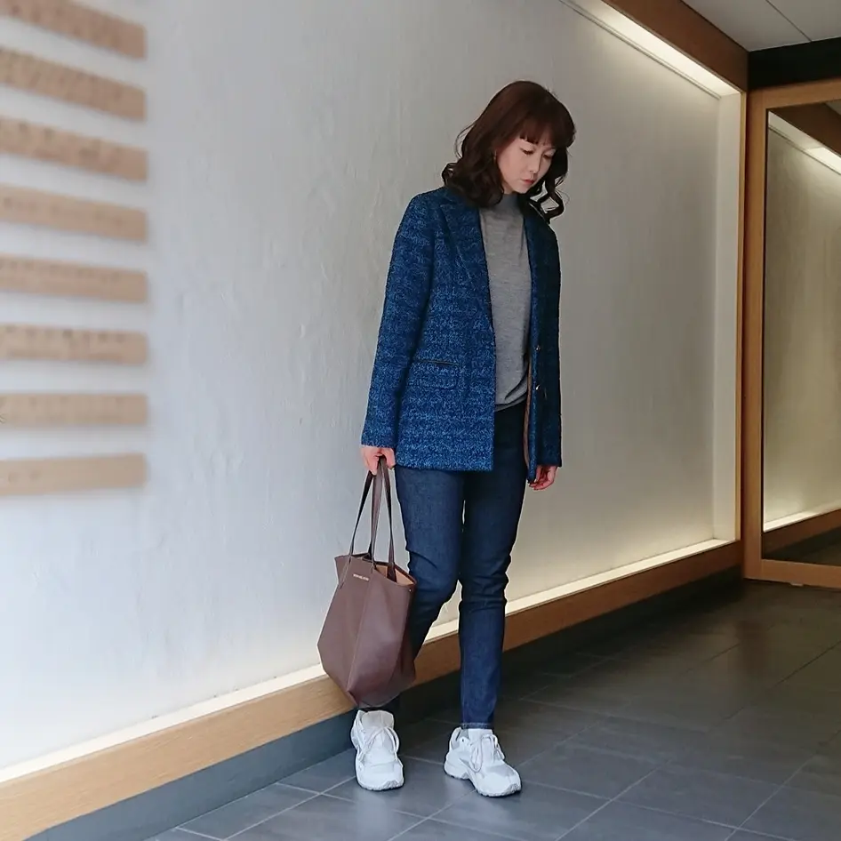 ツイードジャケット  デニム  スニーカー  トートバッグ