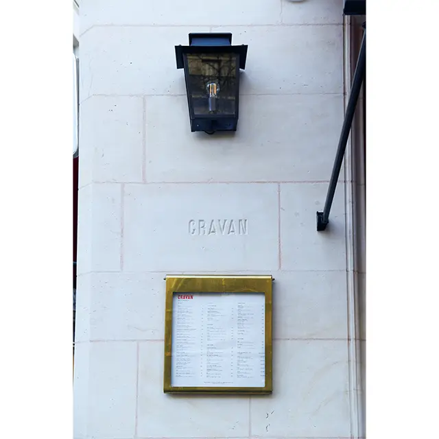 石の壁にさりげなく刻まれ た店名。