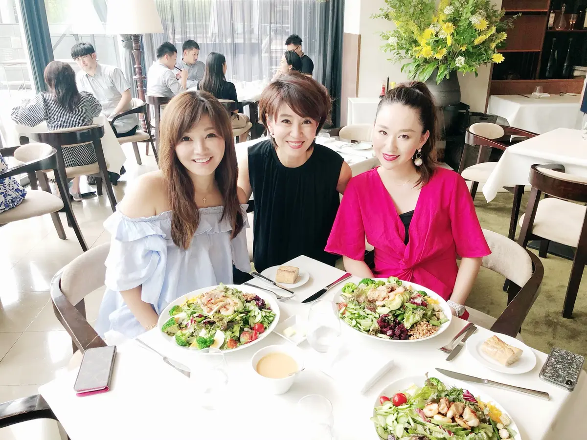 しなやかで華やかATONの黒ワンピの画像_2