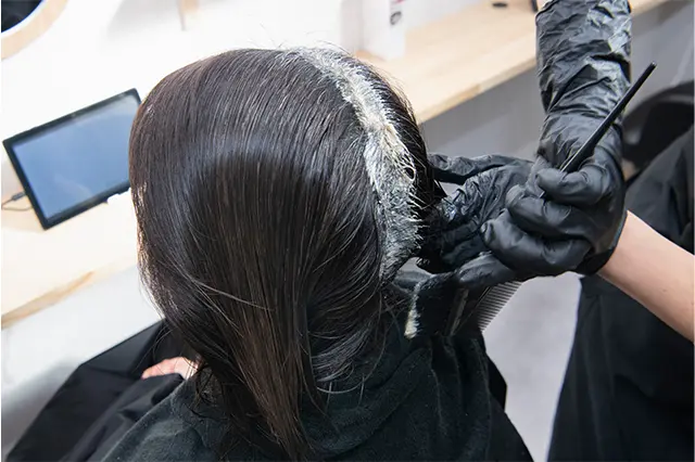 水素入りのカラー剤を塗布