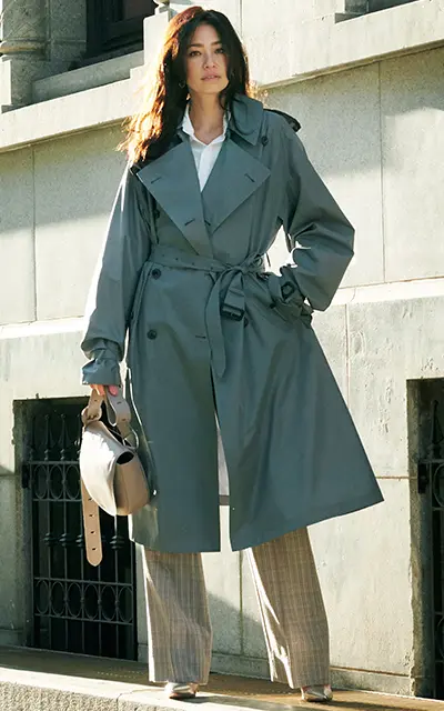 グレーのトレンチコートを着るRINA