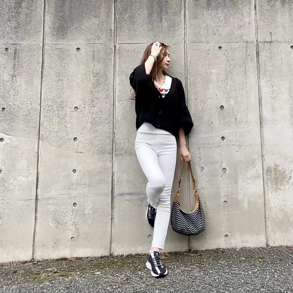 白デニムに白Tと黒のカーディガンでモノトーンコーデ