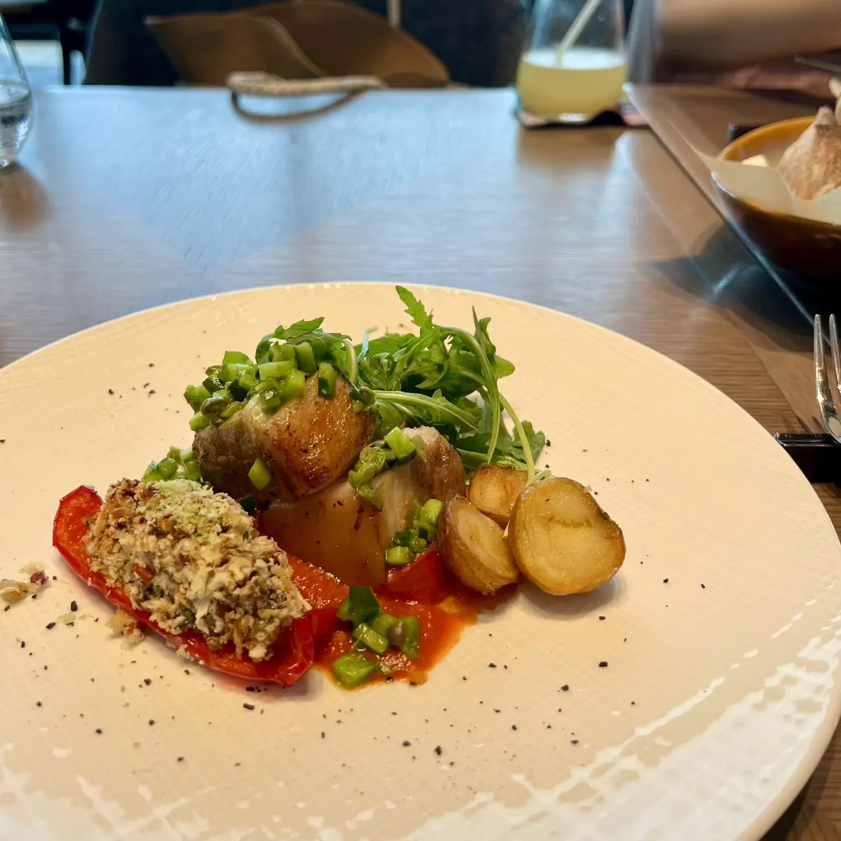 フォーシーズン東京大手町のイタリアンレストラン「PIGNETO（ピニェート）」　メイン料理（豚肉）