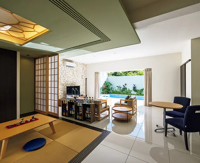 客 室は約62～82㎡の広さ。冷蔵庫内 のシャンパーニュやビールなどもイ ンクルーシブ